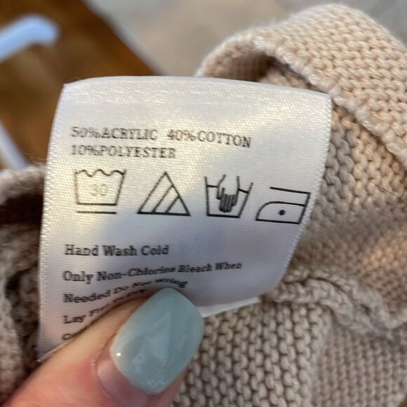 Akira CROPPED V NECK POLO SWEATER - Picture 8 of 8